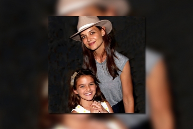 Katie Holmes Returns Home for Thanksgiving Fun!