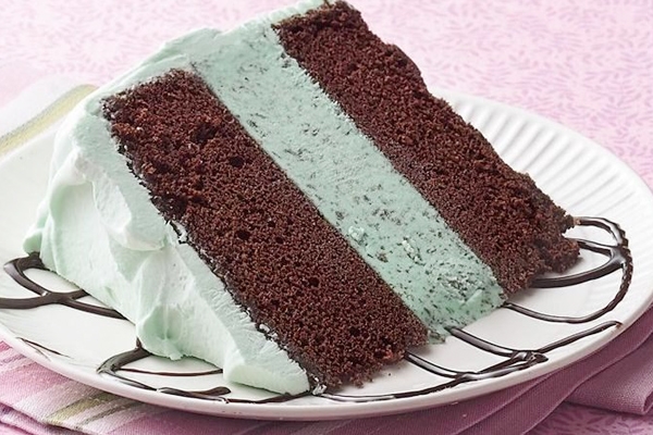Make frozen Chocolate Ice Cream Cake for your beloved